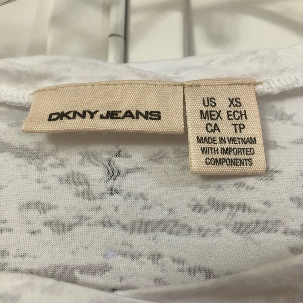 089 - DKNY T-Shirt Women’s XS - Picture 8 of 12